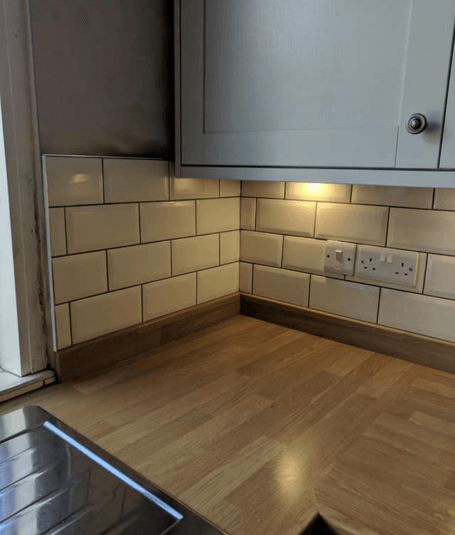 Kitchen splashback – cream metro tiles